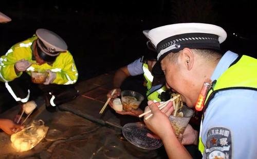 交警上班吃早饭被举报,网友称理解,多一份宽容是有多难?