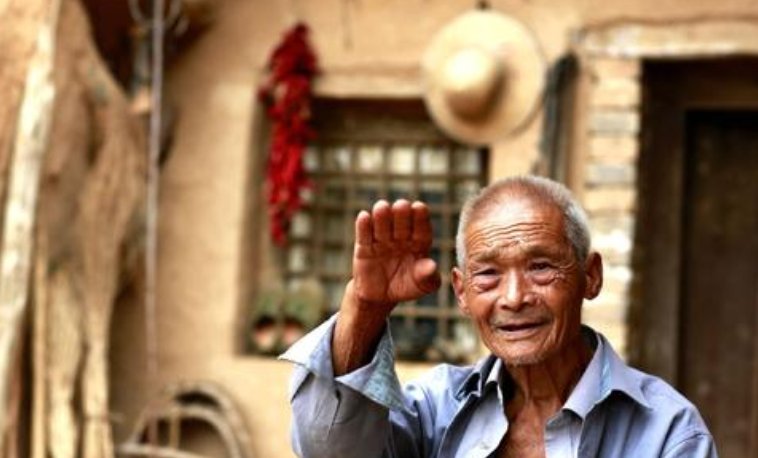 中国出生于清朝的人现在还健在吗，有何依据？