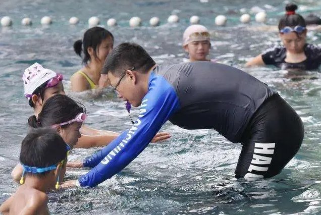 游泳教练水中粗暴拖拽5岁的孩子，你对这种教育方式有哪些评价？
