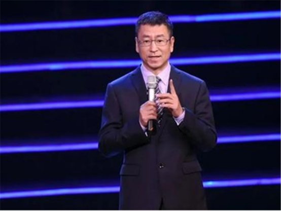 白岩松评豪车恶意别车事件：在文明与道德方面他依然“贫穷”，你赞成吗？