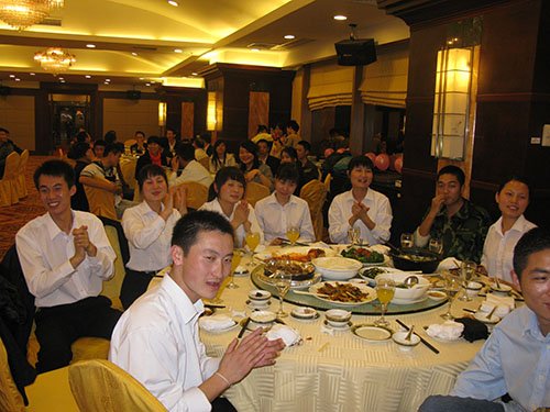 坐下先点9个菜，武汉倡议的进餐模式，为何被网友吐槽“浪费”