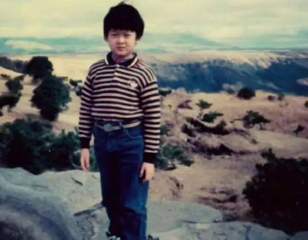 檀健次童年旧照曝光，零变化？你觉得他长相如何？