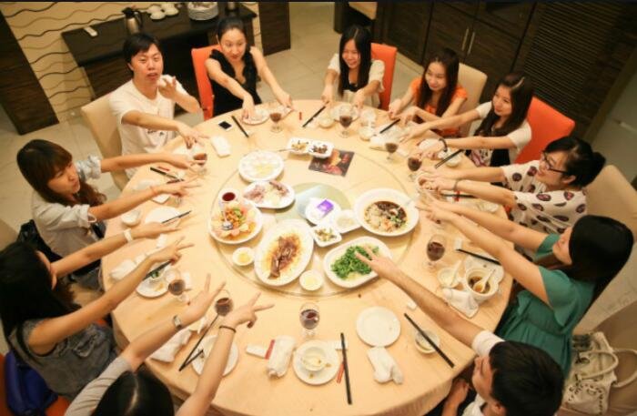 福州一中学办奢华聚餐，你如何看待此中学的行为？