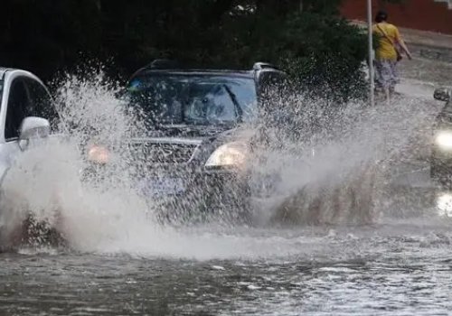 广东暴雨，夫妻连人带车被冲走，突发暴雨在行驶途中如何紧急避险？