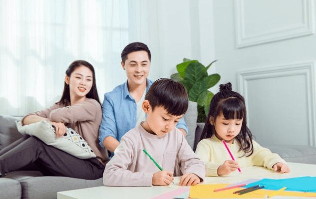 委员建议对生育孩子家庭按月发补贴，这可以给家庭减轻哪些负担？