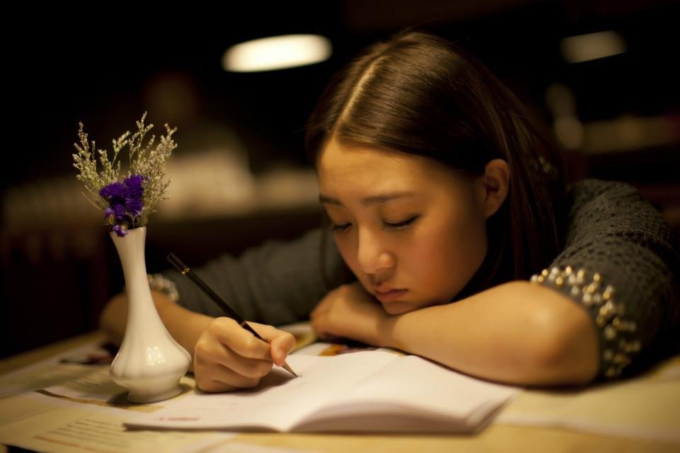 爸爸每天都要给我打电话，向自己卖惨，自己应该怎么办？