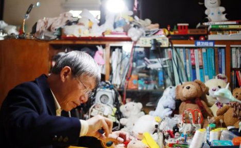 上海的退休老人开娃娃诊所修复上千玩偶，他身上有哪些可贵品质？