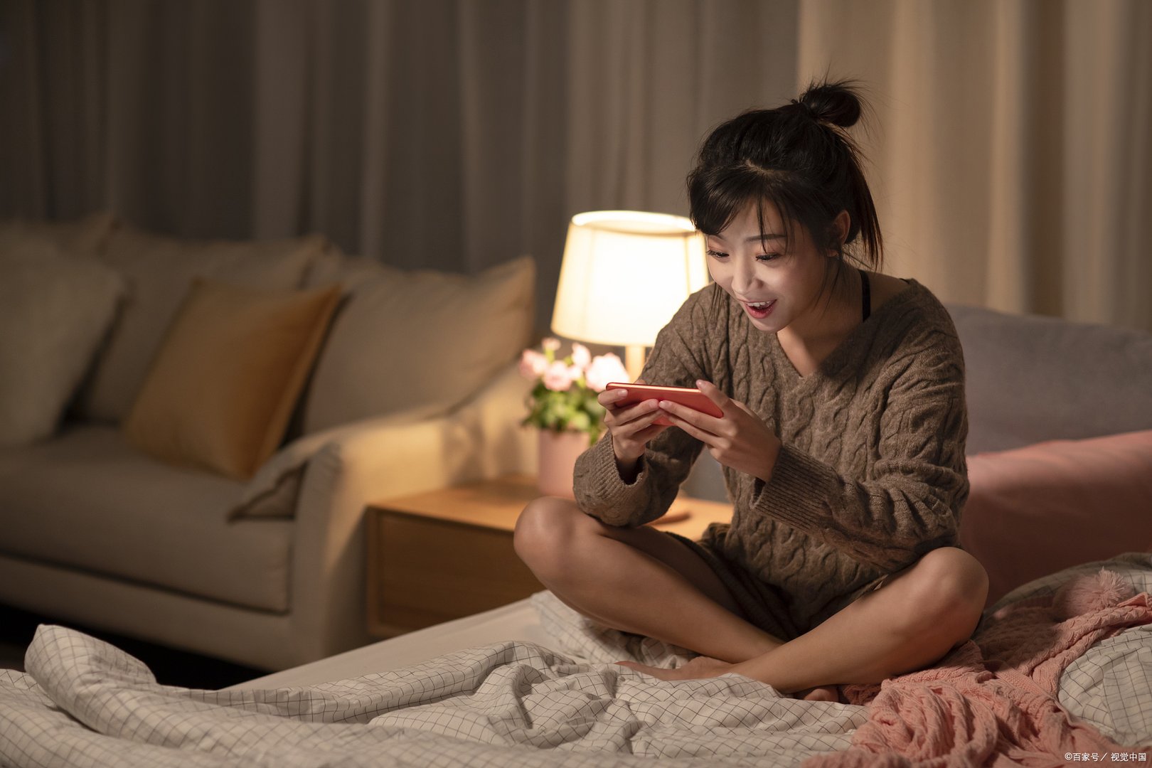 孩子特别爱玩手机，成绩也不稳定，初三孩子整天迷恋手机怎么办？