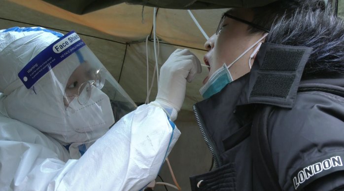 深圳一女子做核酸不张嘴配合检测引热议,该女子的行为在法律中如何定性?