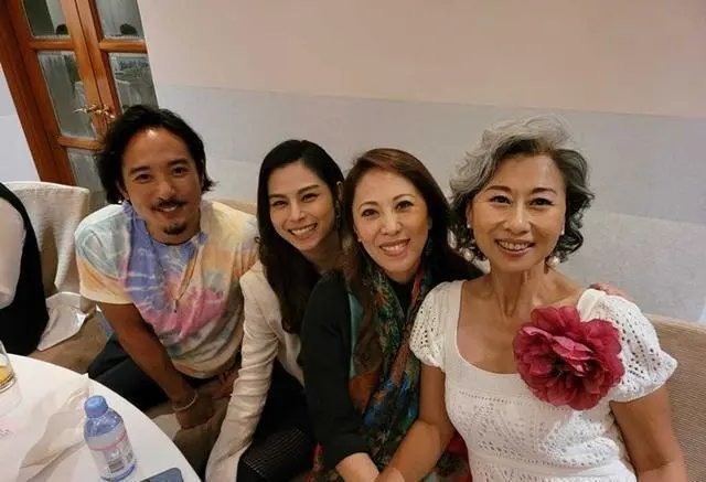 叶倩文与港姐聚会，大方展示白发，可以看出她的状态是怎样的？