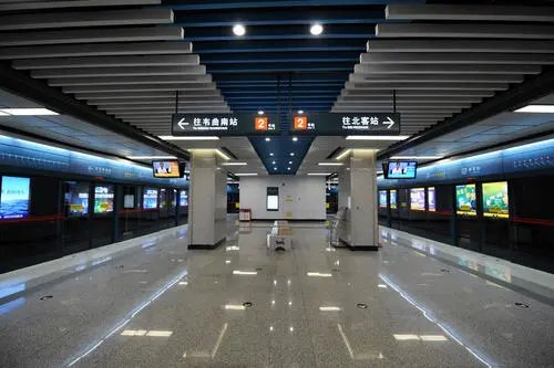 目击者讲述女子被西安地铁保安拖拽过程，这个过程是什么样的？