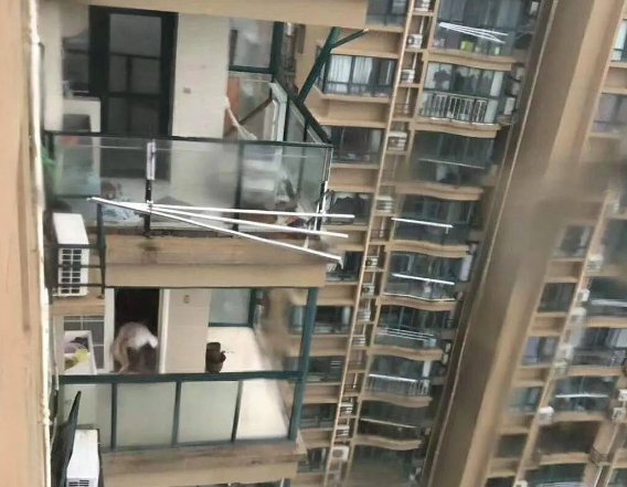 警方通报老人台风天关窗坠亡,到底谁才是事故责任人?