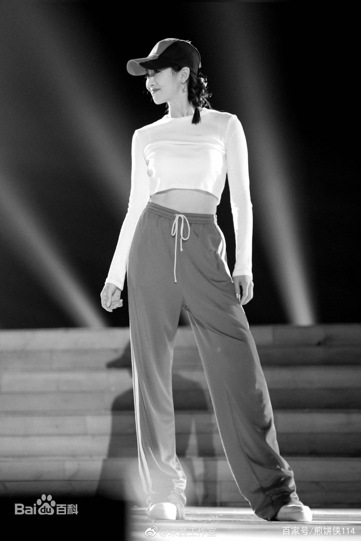 宋茜在韩国是什么样地位？鹿晗他们是她的后辈吗？