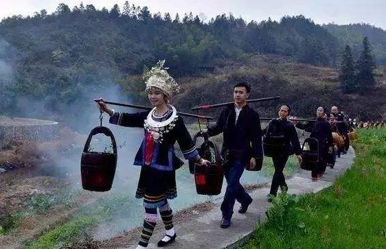 布依族在大年初一有什么习俗是挑水吗？