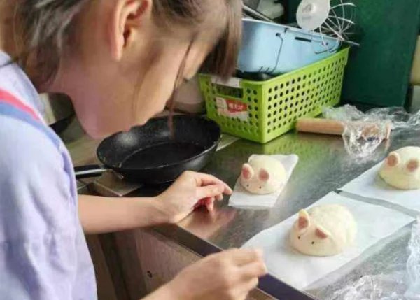 9岁女孩痴迷做美食，临近开学妈妈却越来越愁！该不该干涉孩子兴趣爱好？