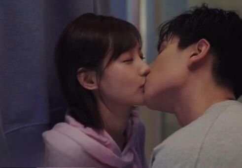 艾情和吴白差多少岁 我的时代你的时代女大三抱金砖