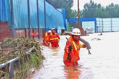 河南聋哑大叔深水中冒险排渠救人，他身上有哪些值得我们学习的精神？