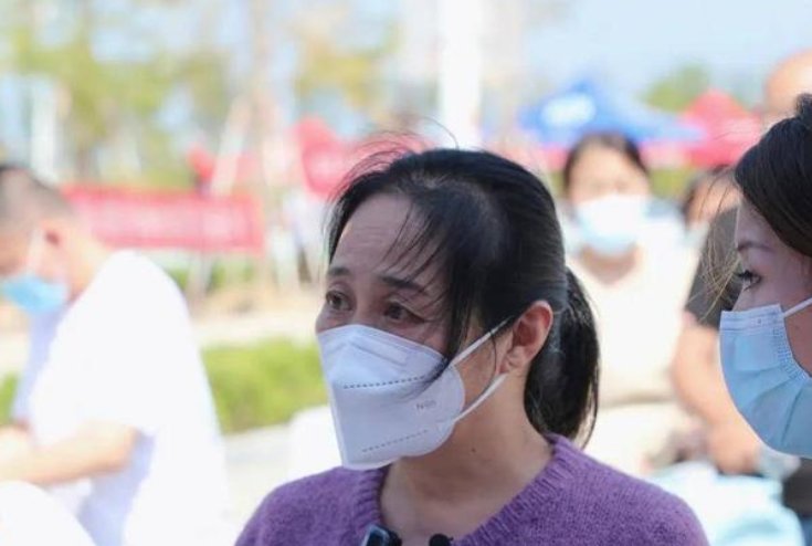 54岁妈妈考入女儿母校，母女隔空做了校友！到底是坚持梦想还是无所事事？