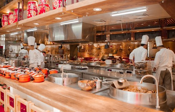 女子拿龙虾去饭店加工疑似被掉包，整个事件的过程是怎样的？