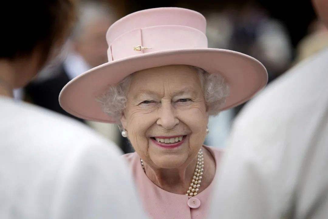 英国女王相当于什么职位？这个职位是否至关重要？