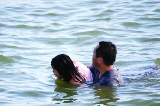 浙江温州母子被卷入海中，两男子挺身救人，你如何评价这两位男子的行为？