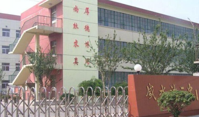 “最美教师”被处分了，这给社会传达的警惕都有哪些？