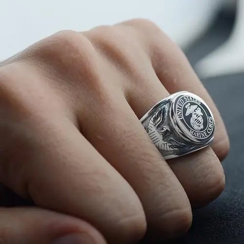 退伍军人用子弹壳做戒指送给奶奶！这样的礼物有怎样的意义呢？