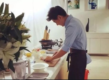 山东女子怀孕老公狂送礼物做家务，她老公这一行为是否值得我们学习？