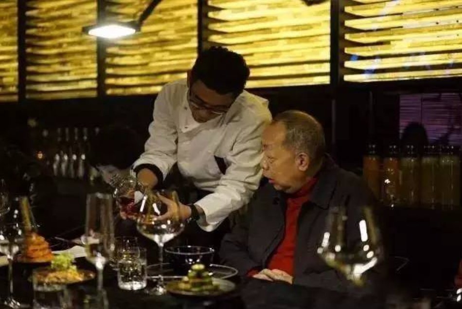 坐在联谊会角落的他是个肉食后下部是什么