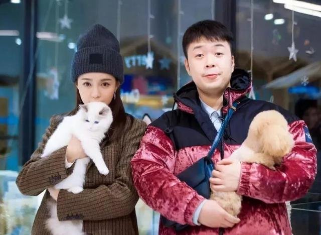 沈梦辰机场给粉丝补发喜糖 笑容满面亲和力十足，你怎么看？