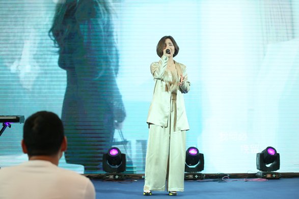 他都不难受 他只想自由是什么歌