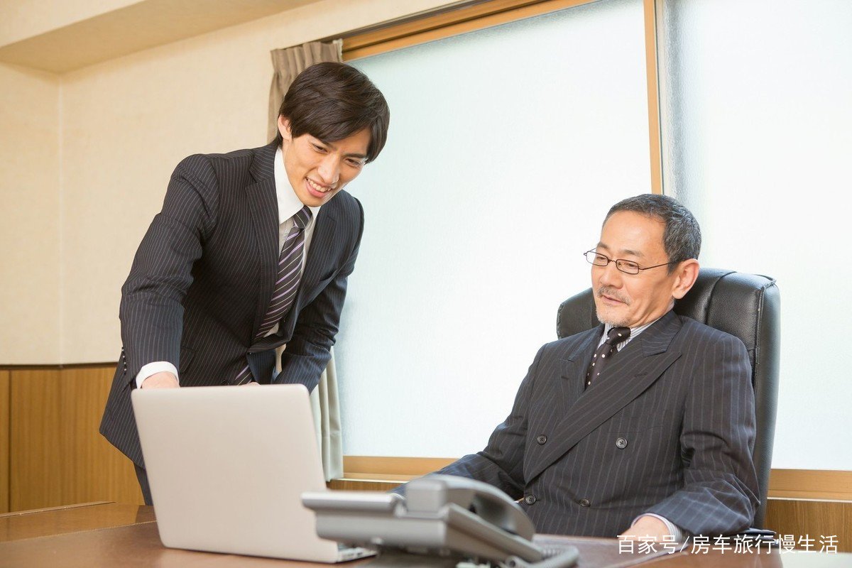 在工作时，领导为何总是在办公室走来走去，是不放心我们吗？