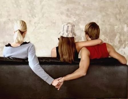 江苏女子指示现男友搬空前男友的婚房，两人均得到了什么处罚？