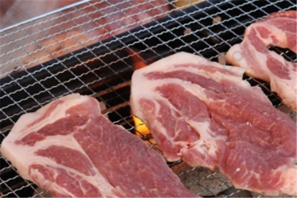 猪肉价格跌破每斤15元，今年有望跌破10元吗？