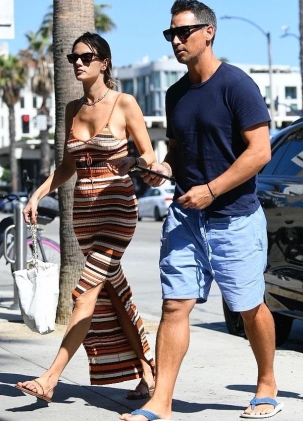 亚历桑德拉穿条纹裙秀身材,和男友吃午餐十分惬意,他们是如何相识的?