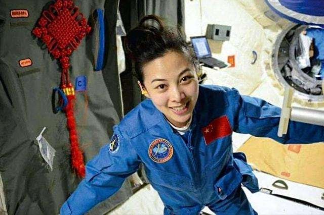 王亚平身着运动装亮相空间站，航天员在太空是如何锻炼的？