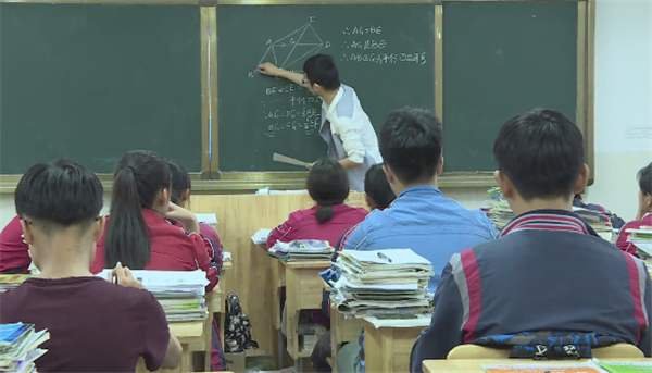 老师站楼道给学生讲课，学生们如何反映？