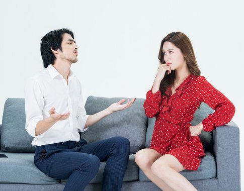 男友总是拿我们的聊天记录和朋友分享怎么办