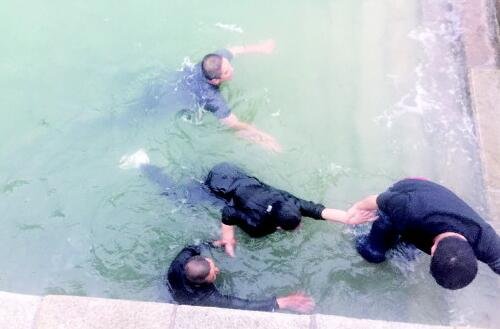 浙江温州母子被卷入海中，两男子挺身救人，你如何评价这两位男子的行为？