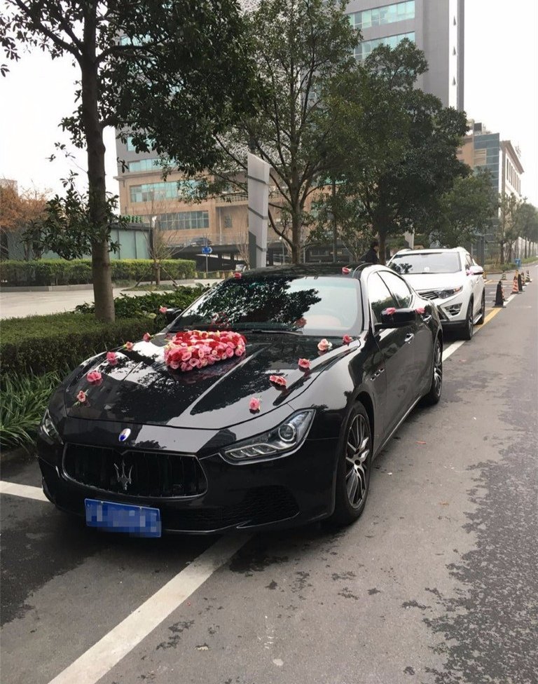 安徽一对新人租百万玛莎拉蒂当婚车，却被烧成空壳，这一损失该由谁来承担？