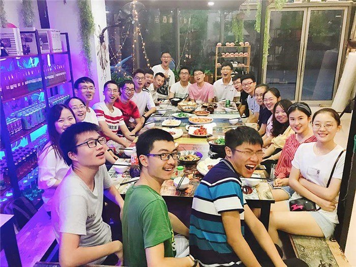 福州一中学办奢华聚餐，你如何看待此中学的行为？