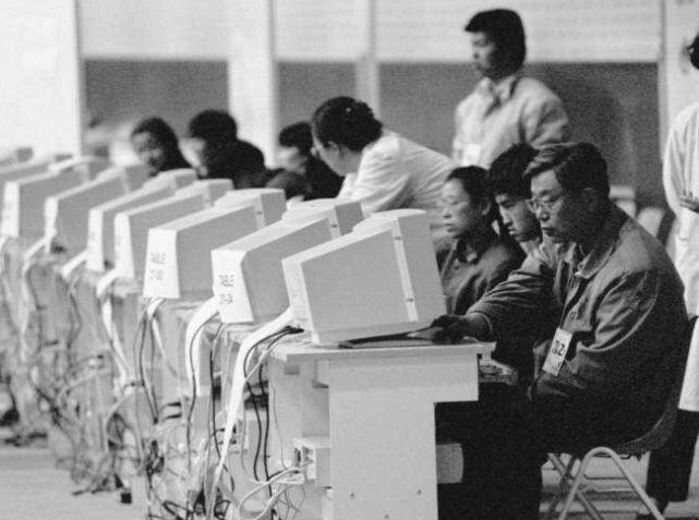 中国的第一家网吧开业后，上网五块钱1分钟却还是座无虚席，如今变怎样了？