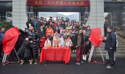 什么电视里有个小女孩叫月亮?照顾有精神问题的爸爸