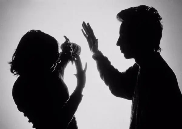 上海一父亲长期家暴并霸占精神病女儿房子，法院最终是如何判决的？