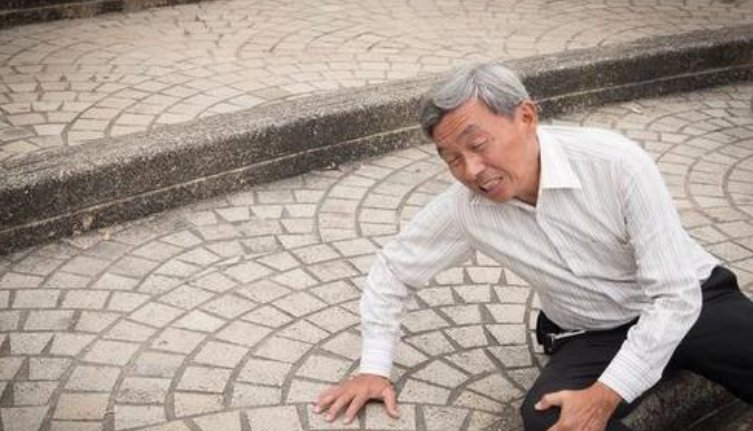 大妈以收垃圾为由拿走孩子零食，你如何看待这件事情？