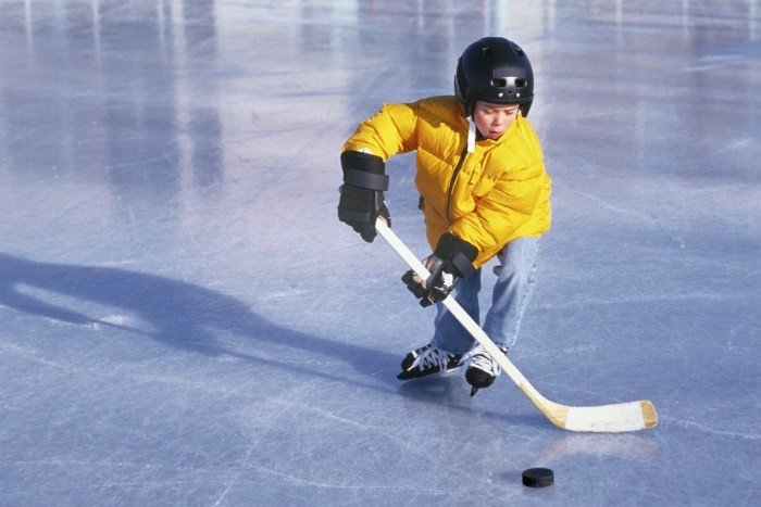 俄罗斯冰球运动员被球击中身亡，现场发生了什么？