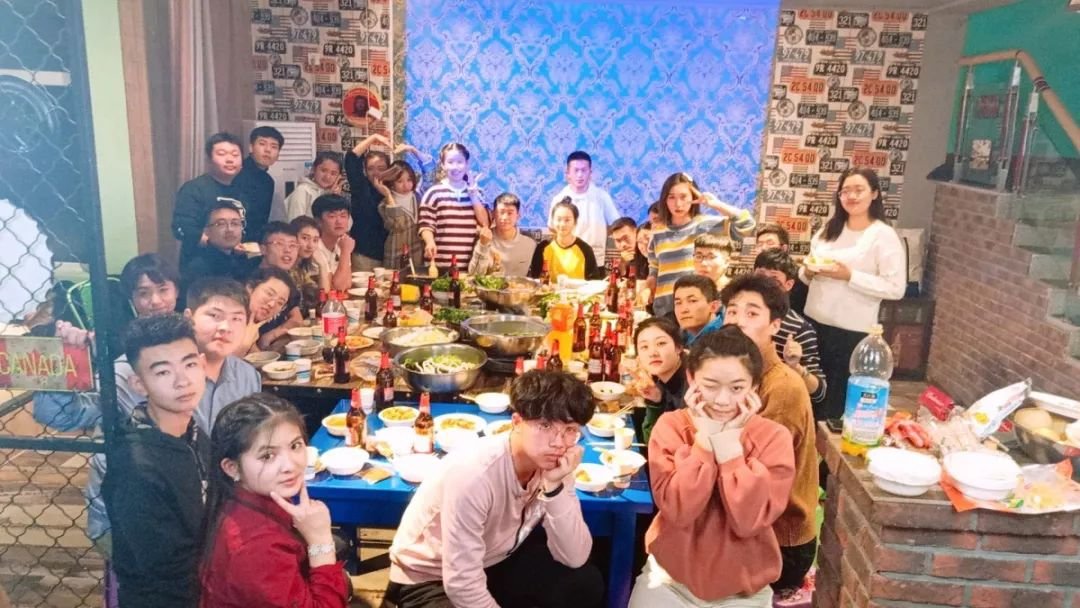 福州一中学办奢华聚餐，你如何看待此中学的行为？