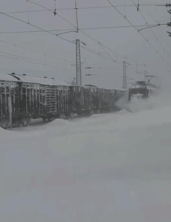 内蒙古通辽火车“破雪”前行，这场暴雪还给当地带来了哪些影响？