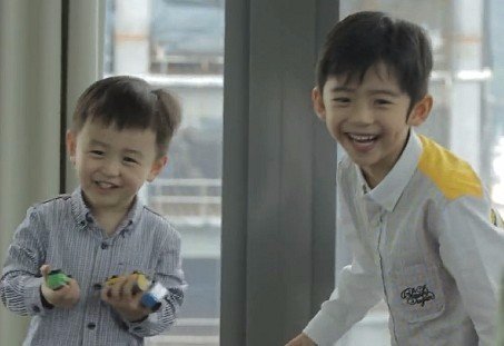谢霆锋两儿子近照
