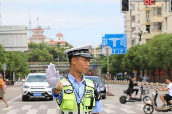 军姿交警张小东以一千个日夜坚守护一处路口平安，如何看待平凡岗位见忠诚？
